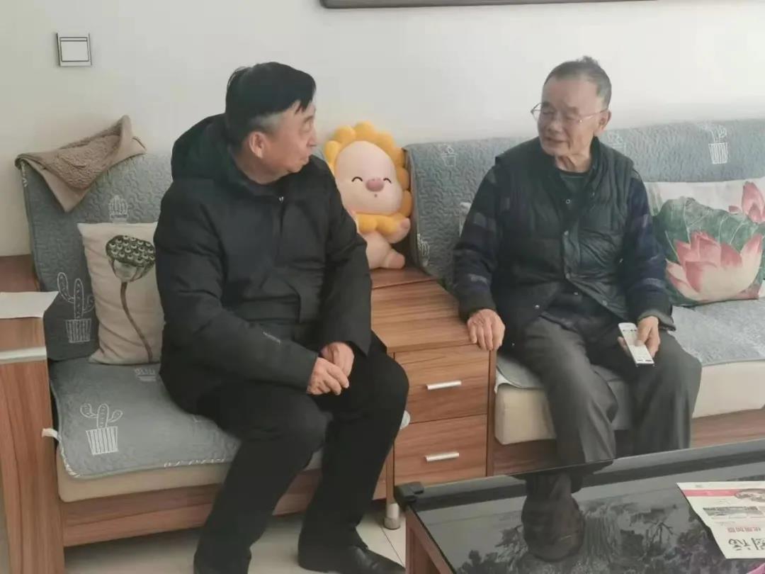 春節(jié)前夕包頭熱力集團(tuán)領(lǐng)導(dǎo)走訪慰問困難黨員、老干部2.jpg